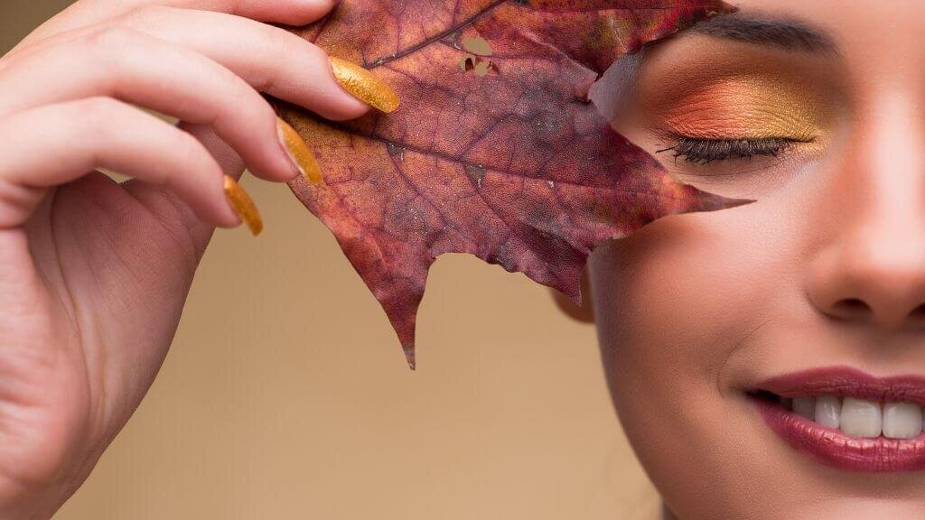 مراقبت از پوست در فصل پاییز با برگ قرمز پاییزی